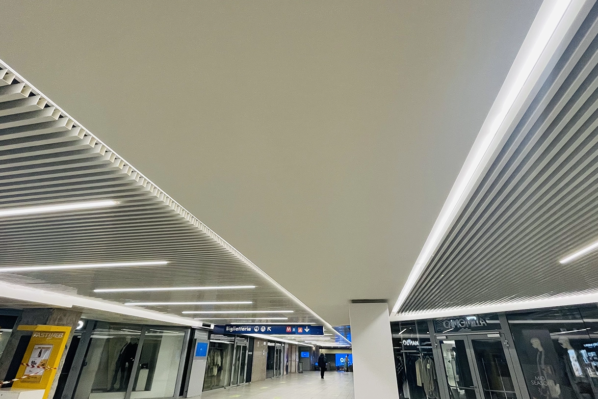 GALLERIA COMM. STAZIONE TERMINI RIVESTIMENTI IN DOGHE METALLICHE, CARTONGESSO E COREAN